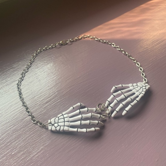 ❌SOLD❌ Skeleton hands necklace and hair clips - Picture 2 of 5